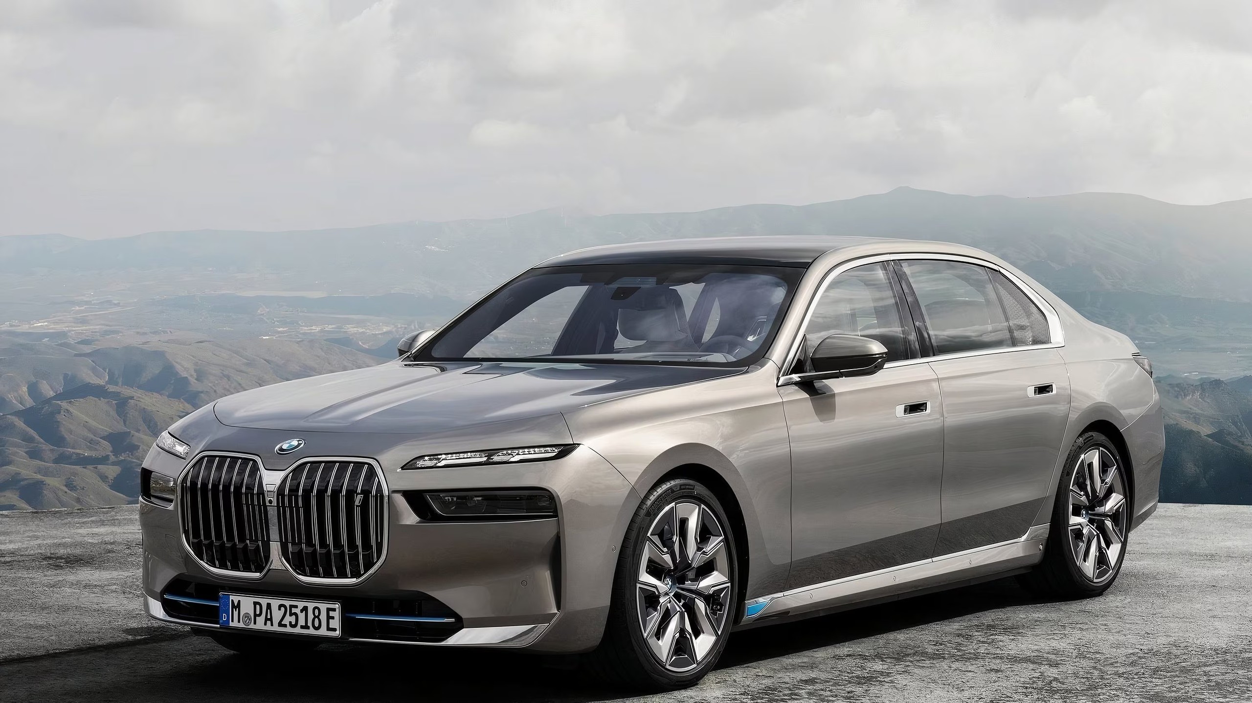 Серебристый BMW i7 спереди в три четверти