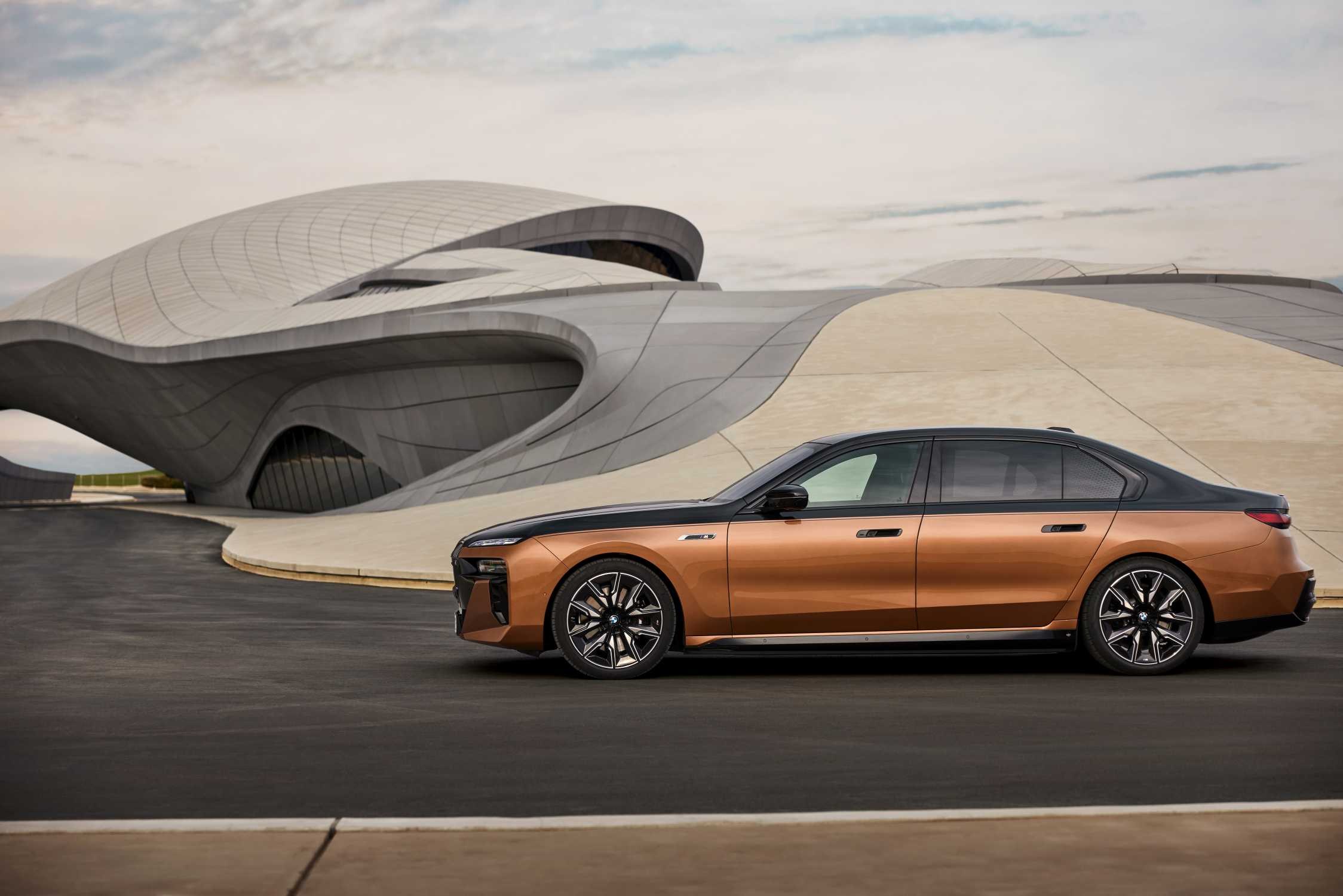BMW i7 в профиль