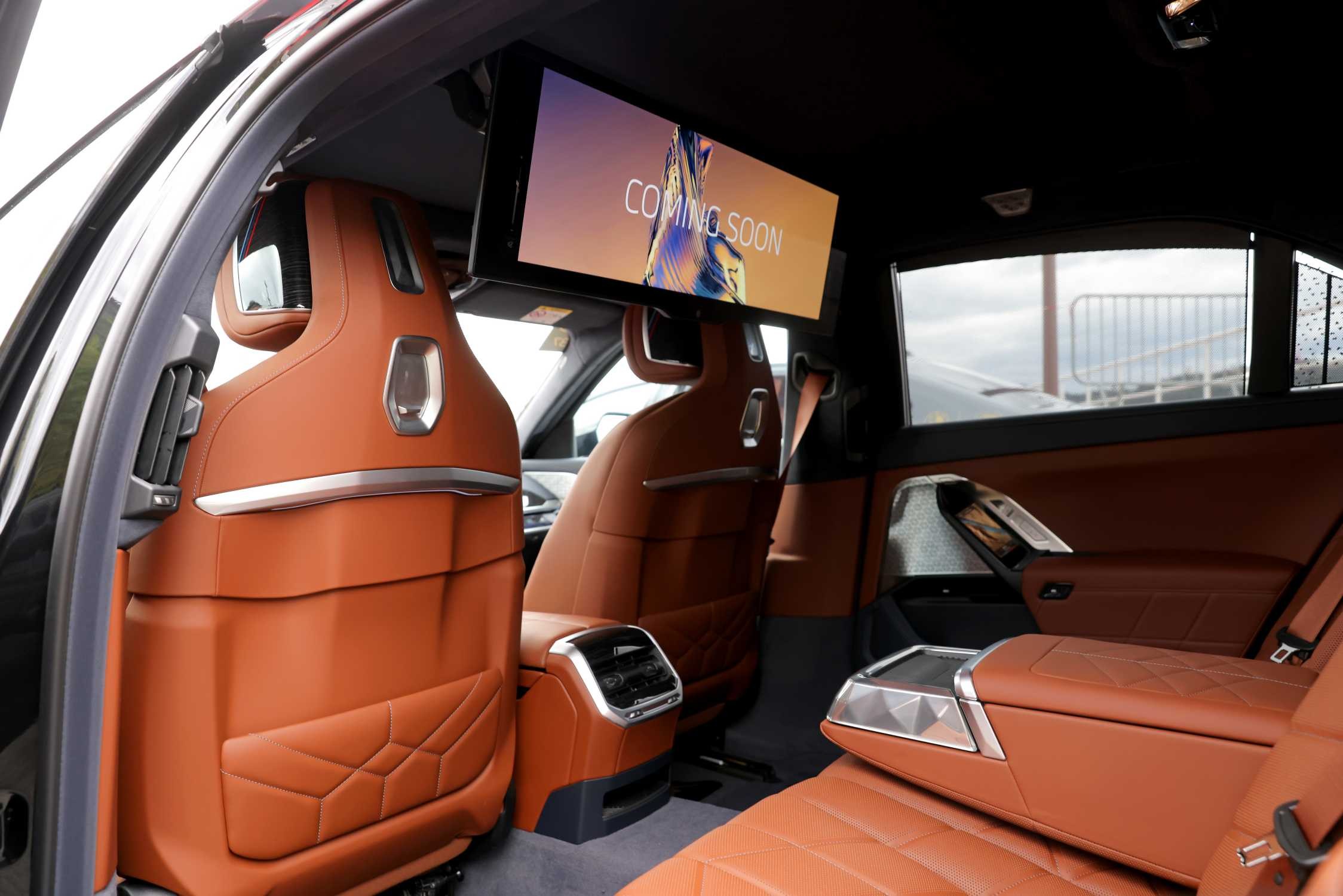 Второй ряд BMW i7 с Theatre Screen