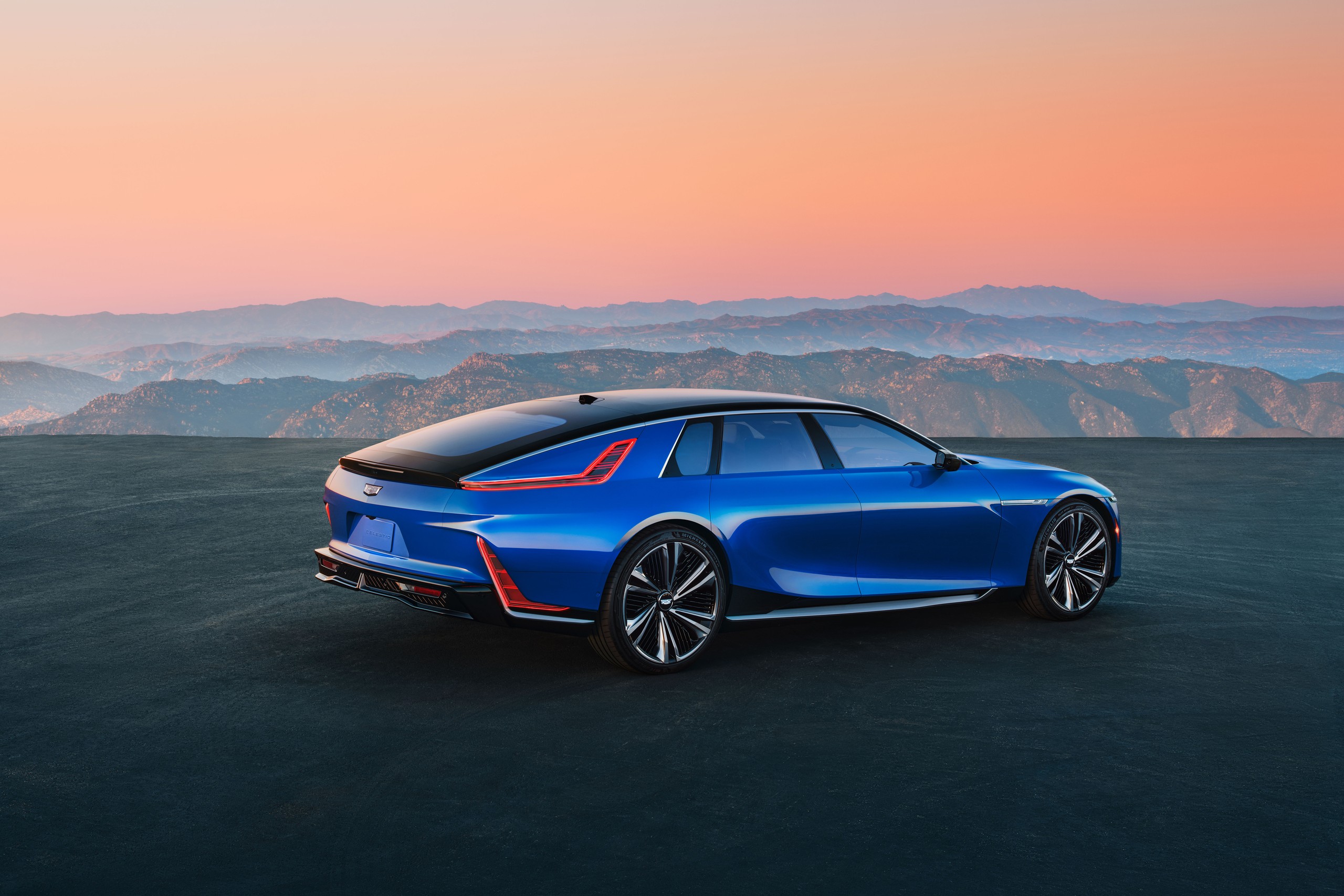 Cadillac CELESTIQ сзади на закате