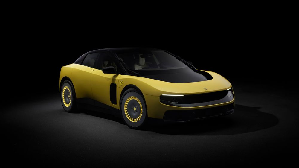 Ferrari Luce спереди в три четверти
