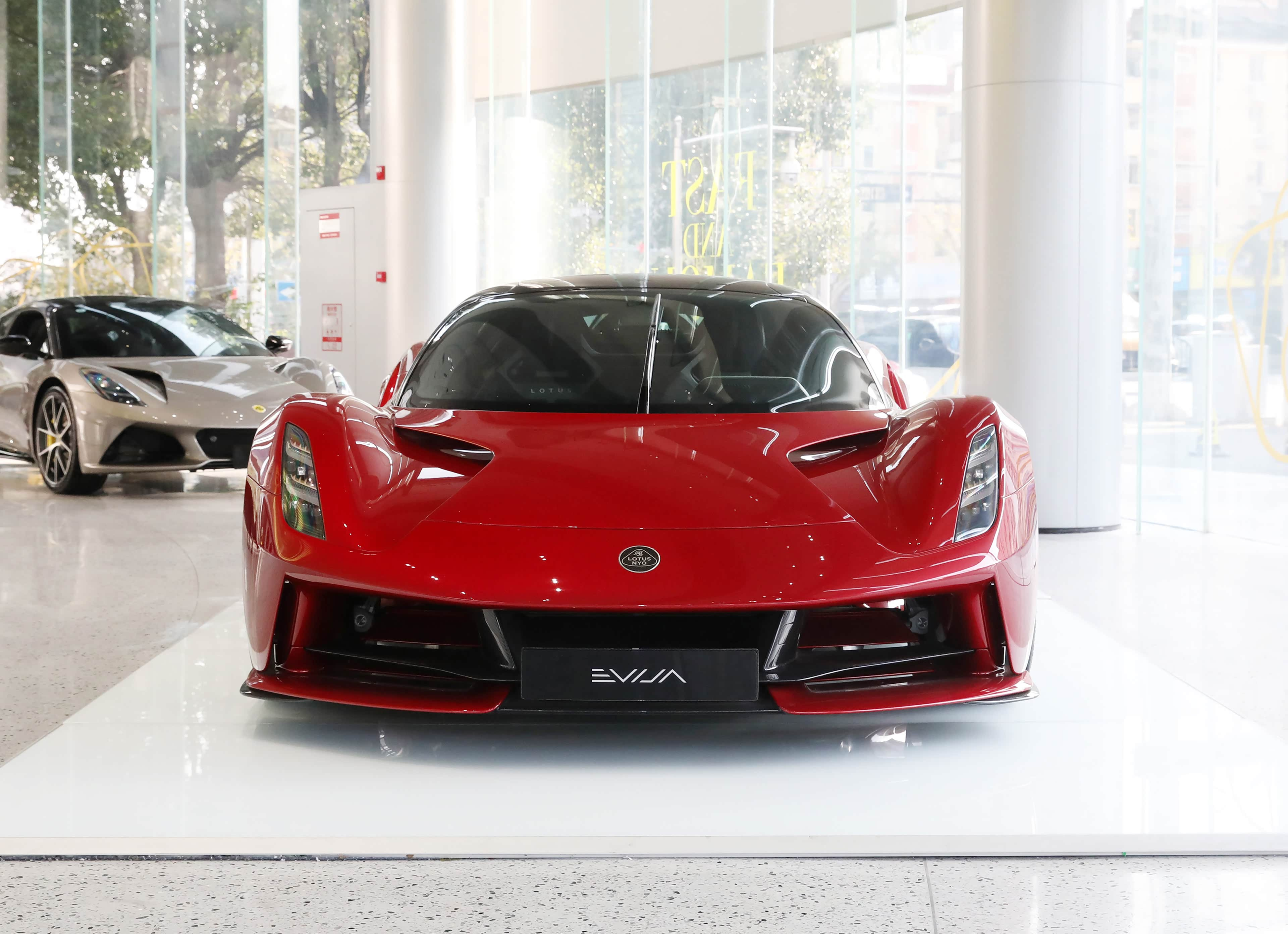 Lotus Evija спереди в студии