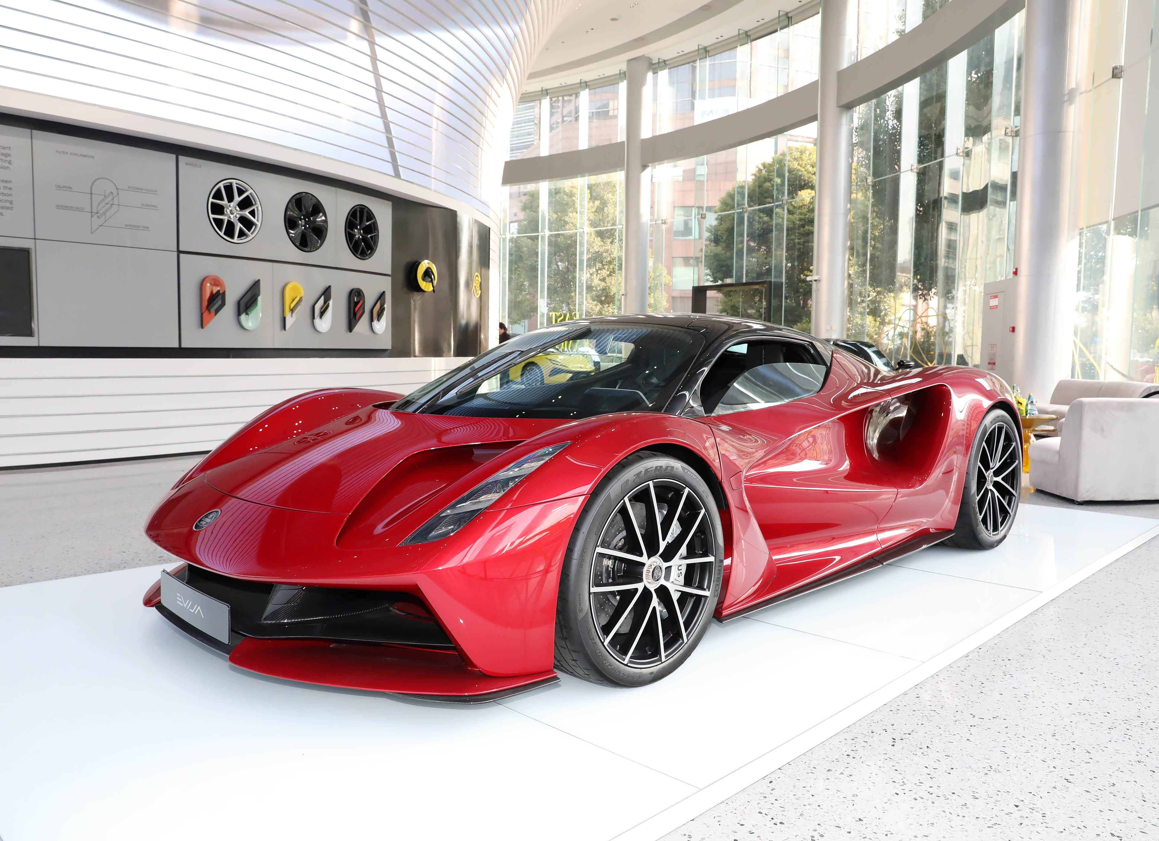Красный электрический гиперкар Lotus Evija спереди