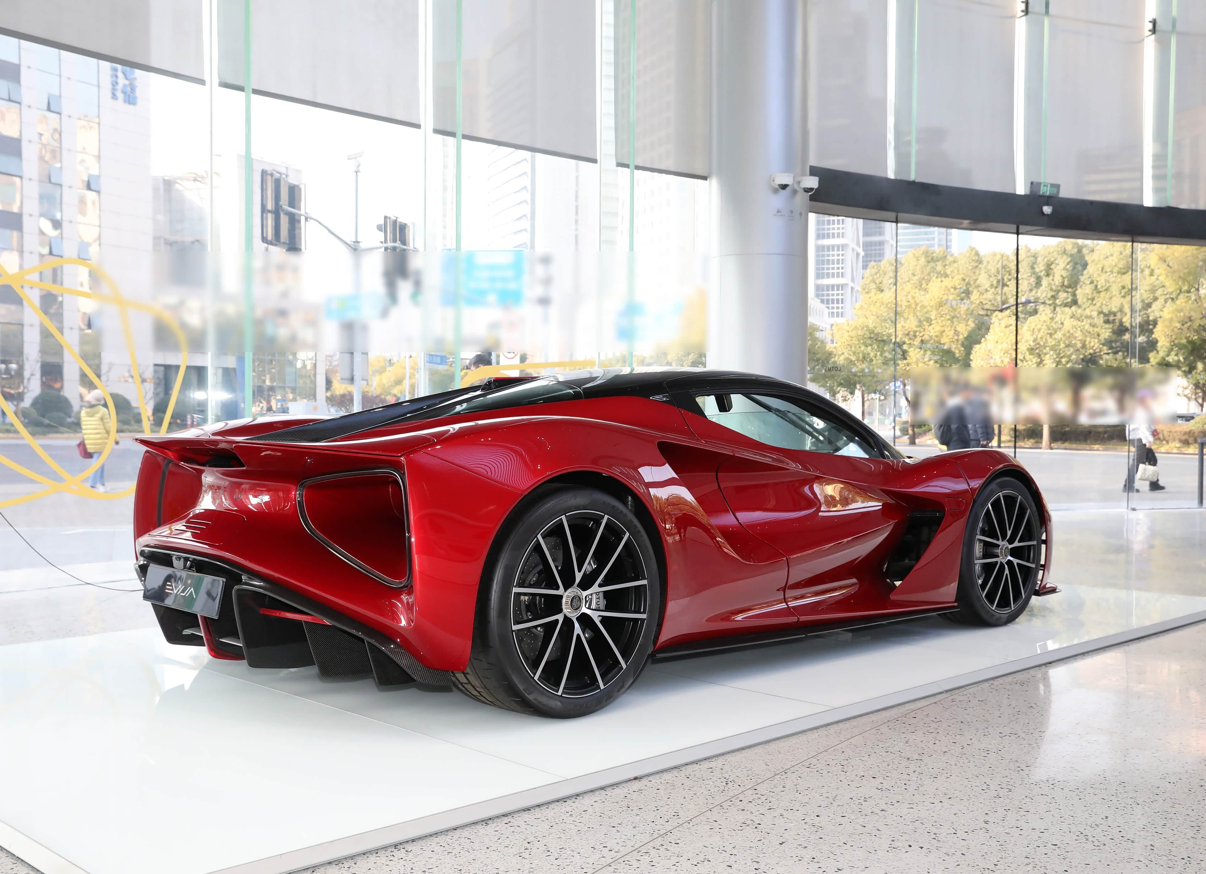 Lotus Evija сзади в три четверти