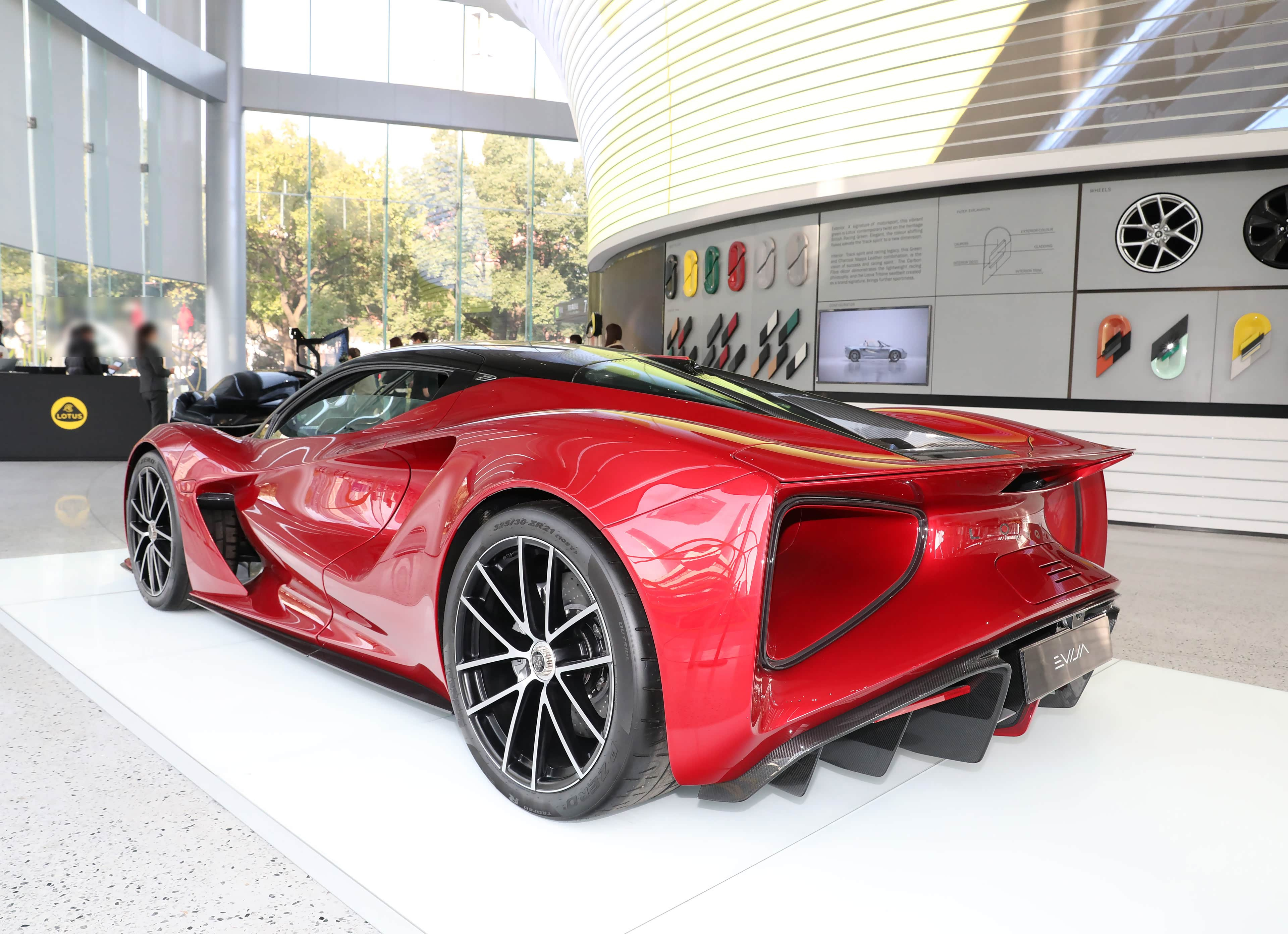 Задняя часть Lotus Evija