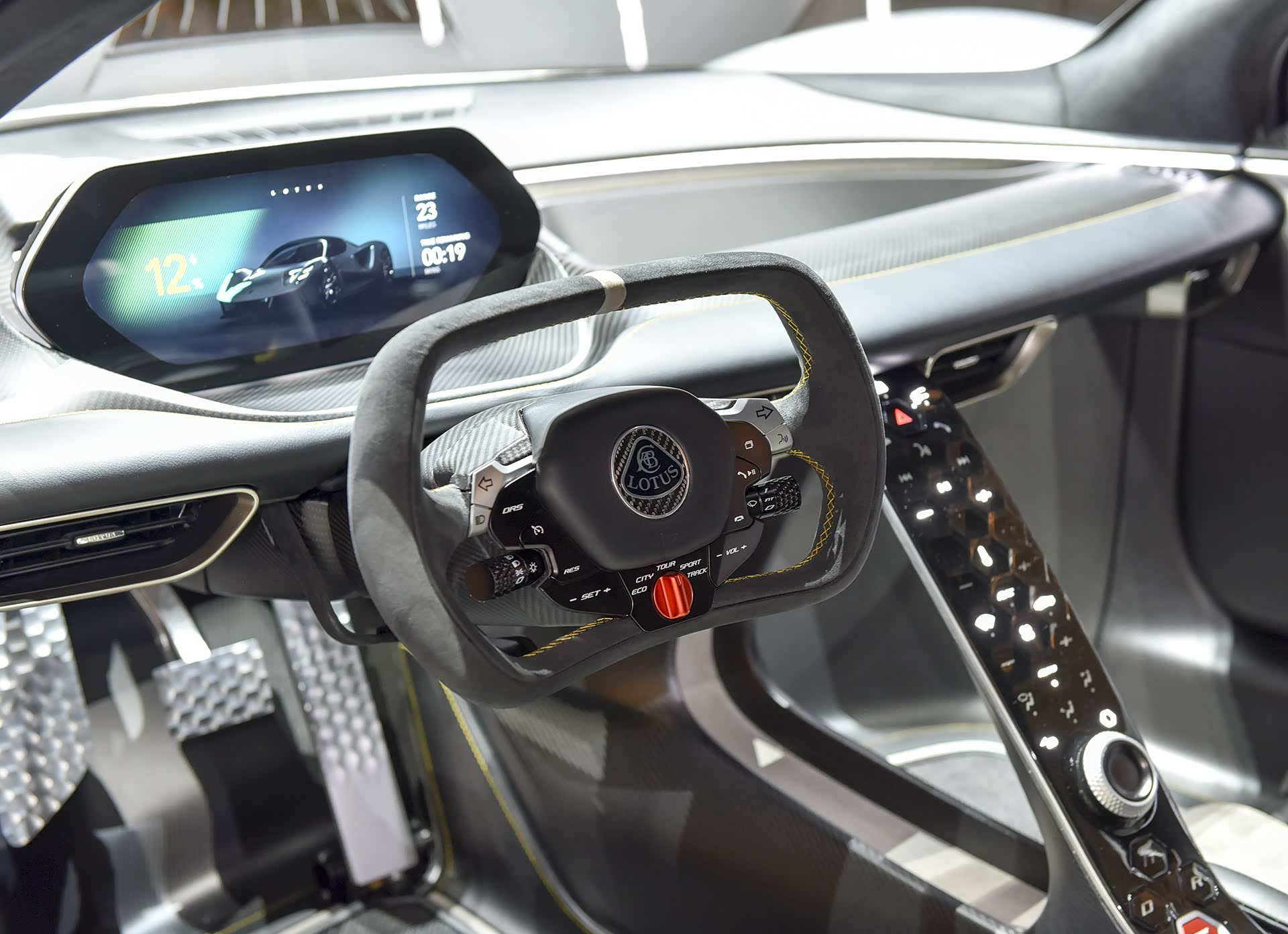 Руль и приборы Lotus Evija