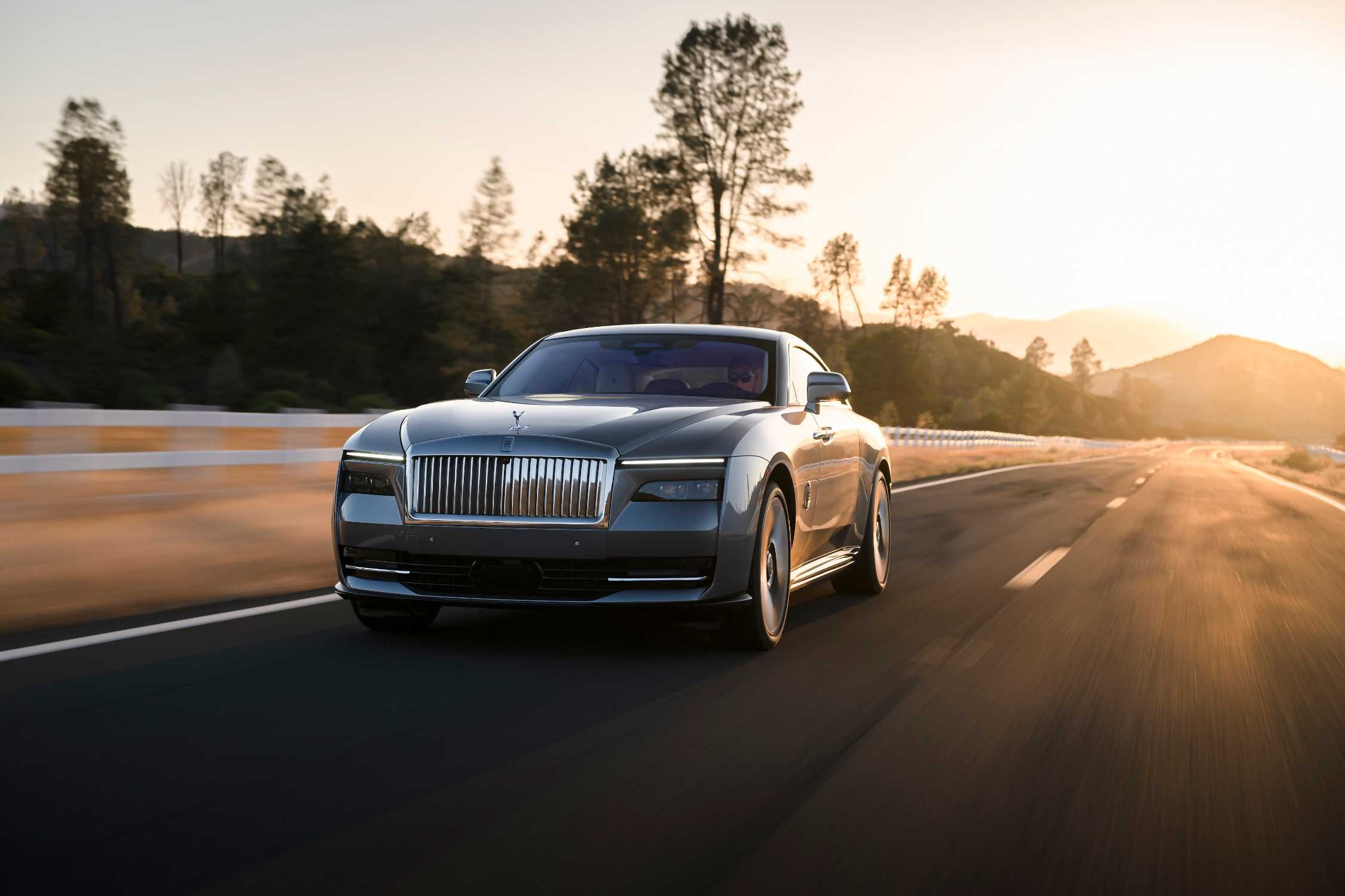 Rolls-Royce Spectre на побережье