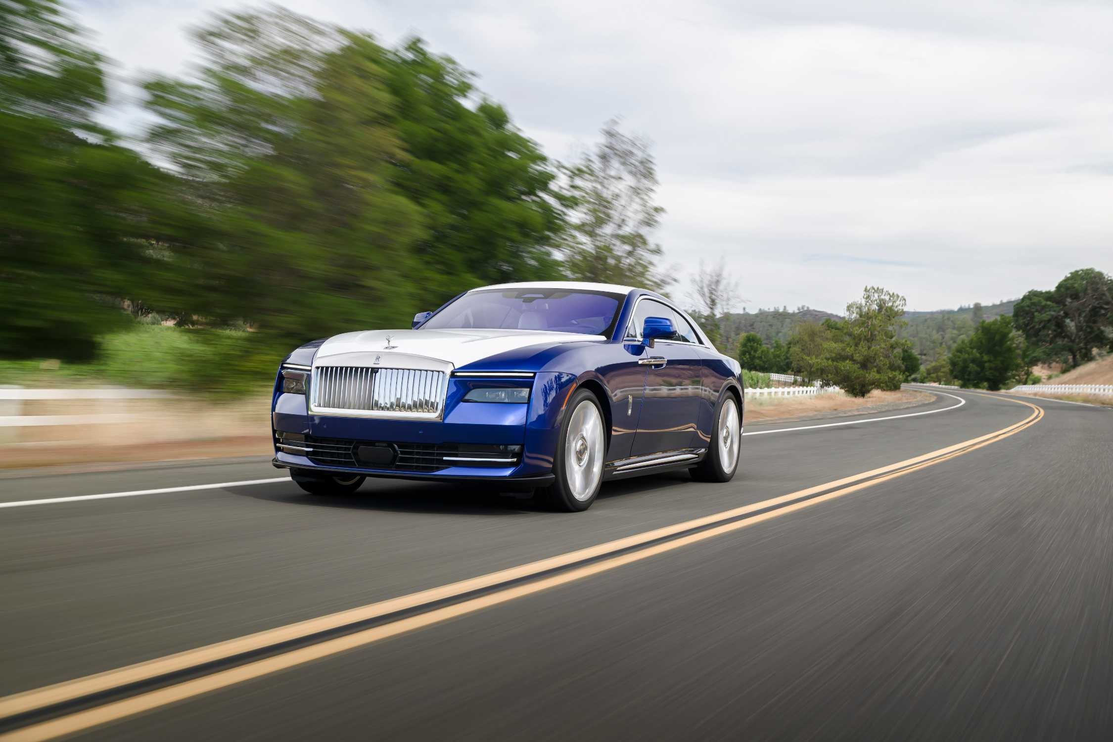 Синий Rolls-Royce Spectre в движении