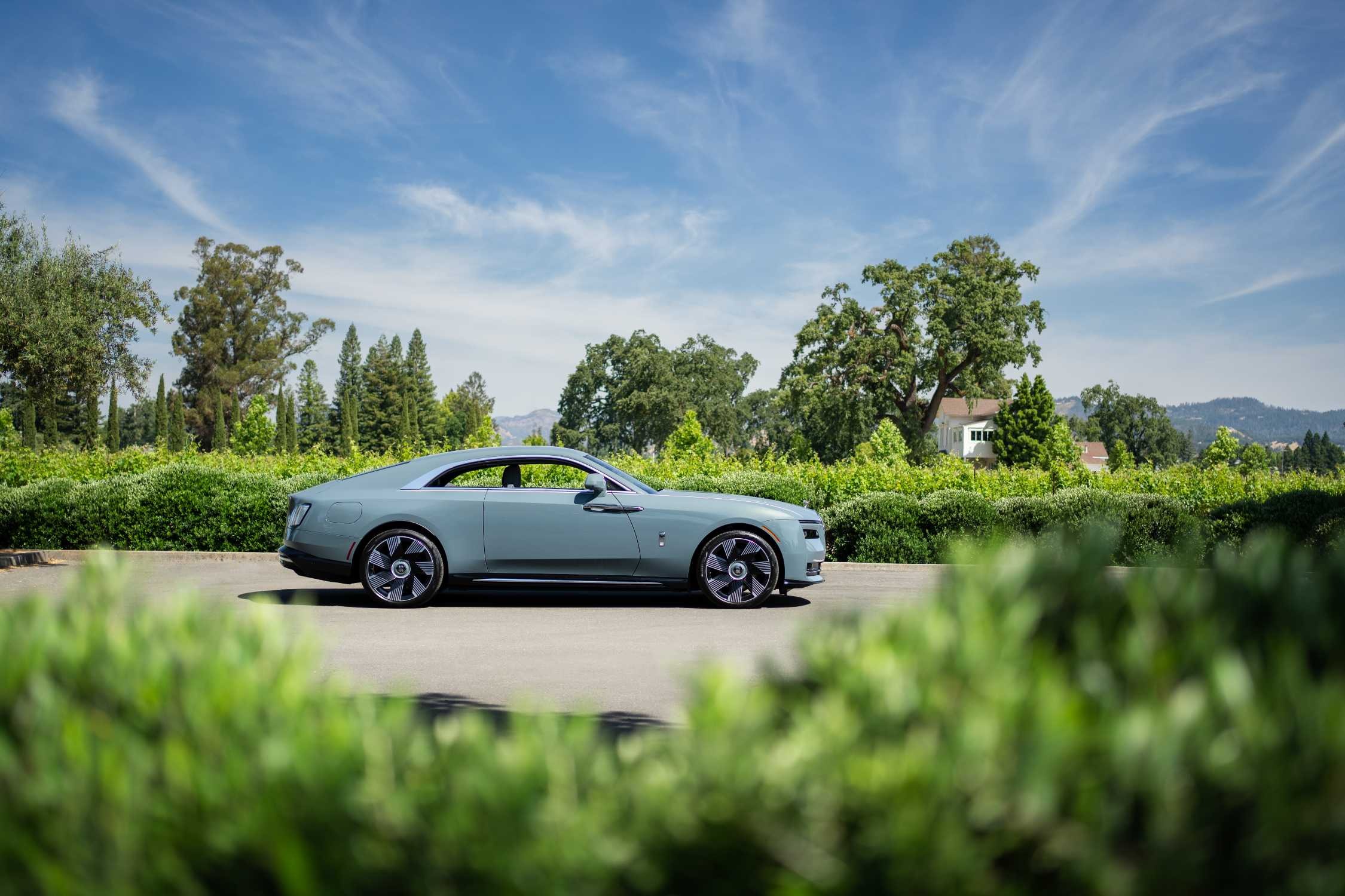 Светлый Rolls-Royce Spectre в саду