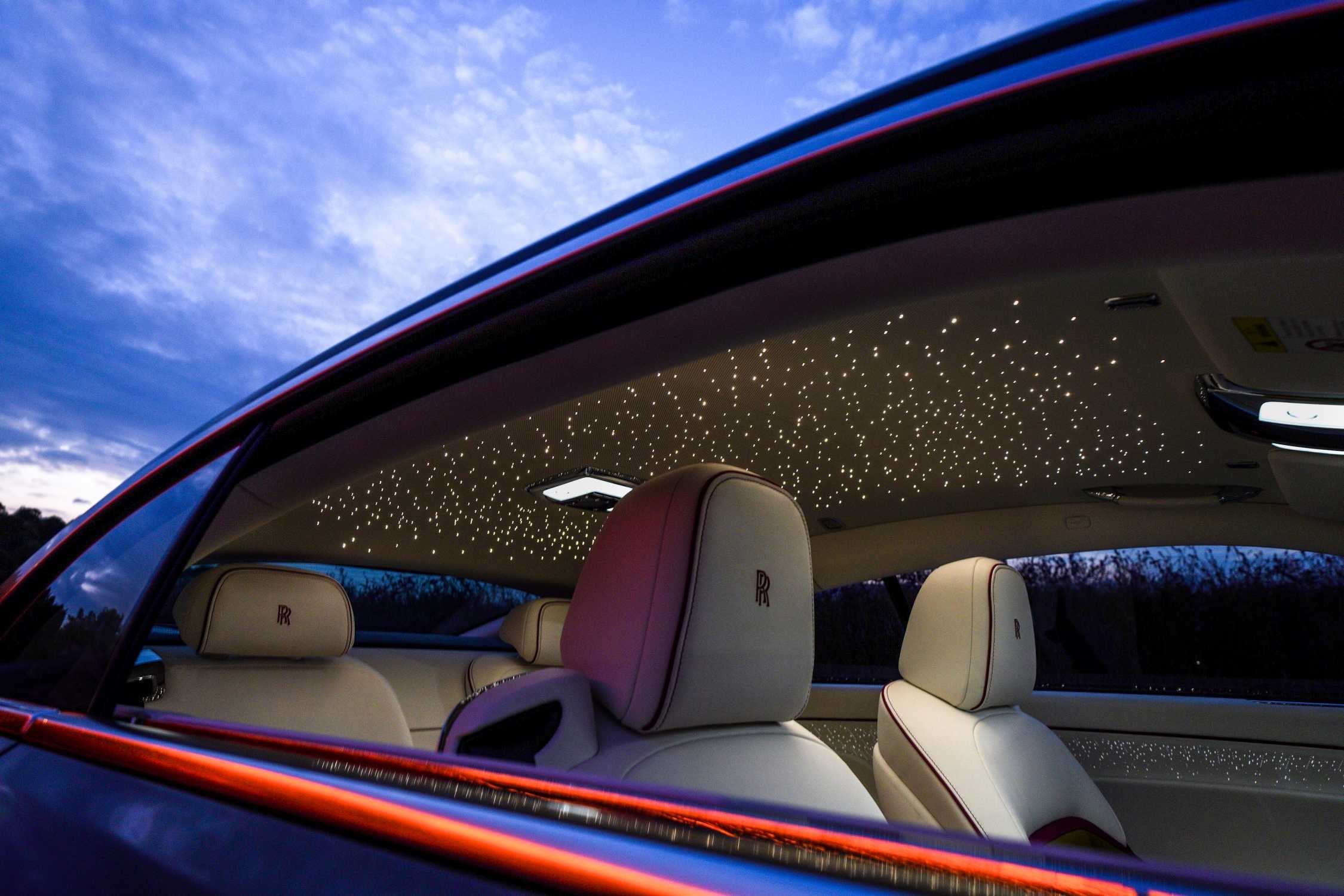 Салон Rolls-Royce Spectre со звёздной подсветкой